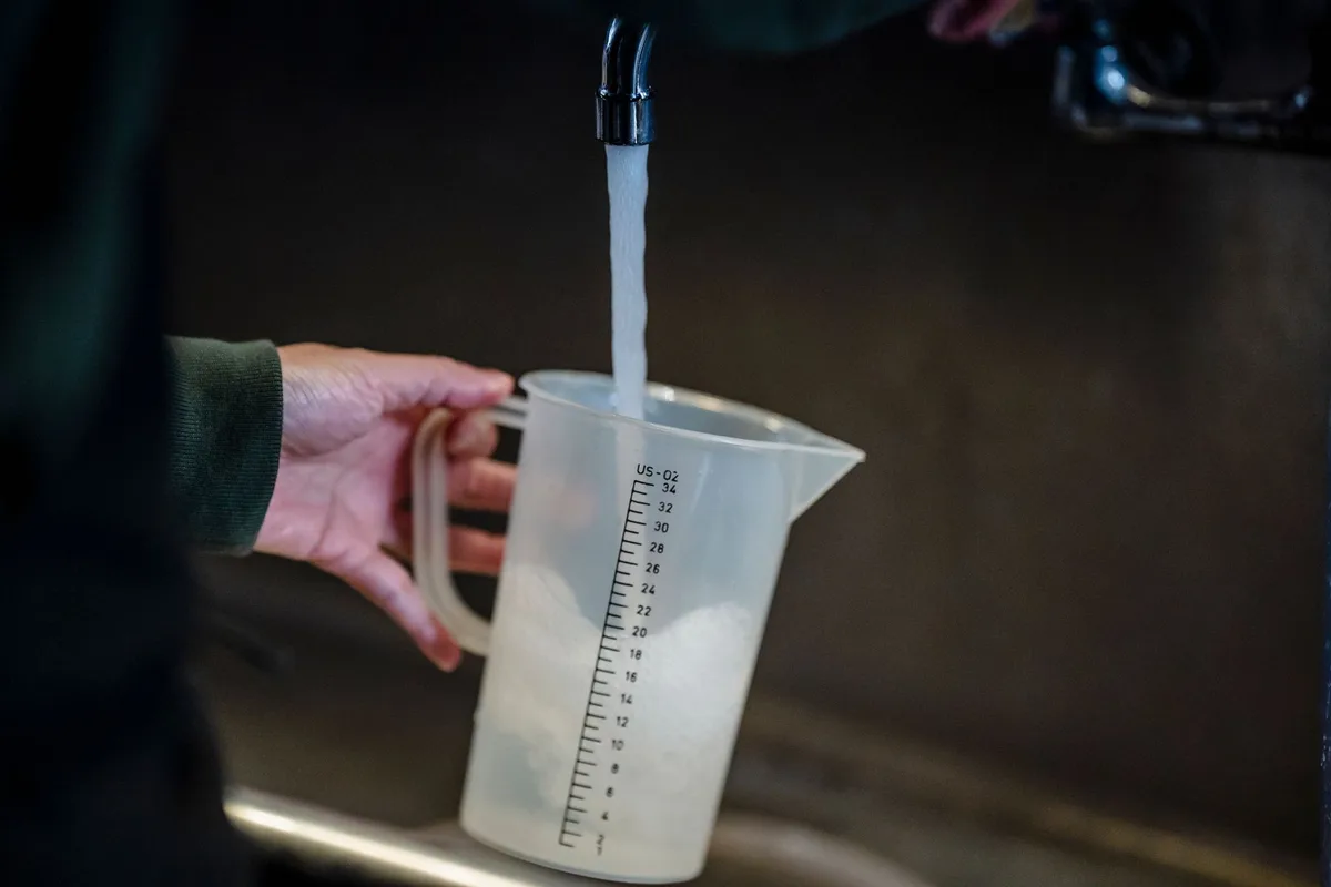 cleaning water filter pitcher